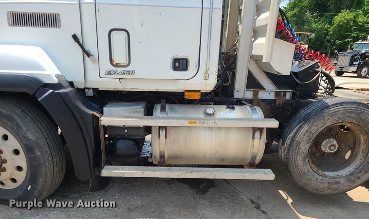 image for item DC6007 1999 Mack CL713  semi truck