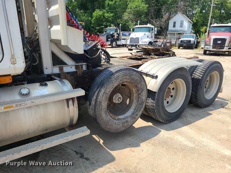 image for item DC6007 1999 Mack CL713  semi truck