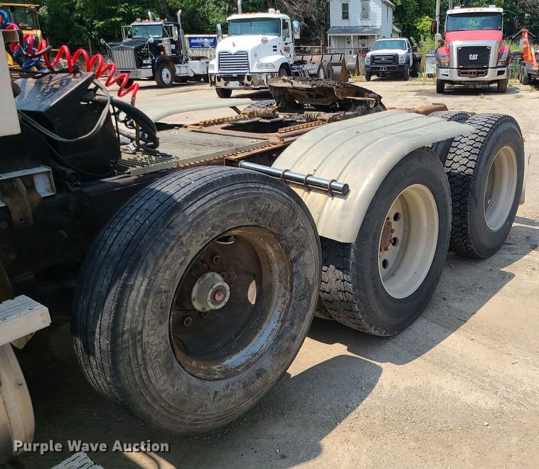 image for item DC6007 1999 Mack CL713  semi truck