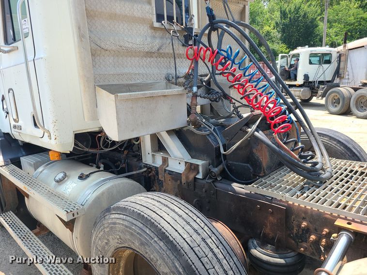image for item DC6007 1999 Mack CL713  semi truck