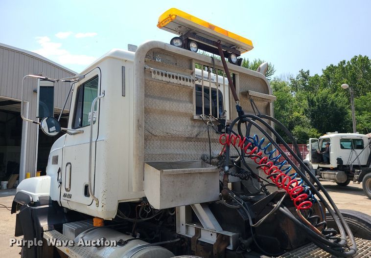 image for item DC6007 1999 Mack CL713  semi truck