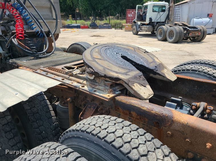 image for item DC6007 1999 Mack CL713  semi truck