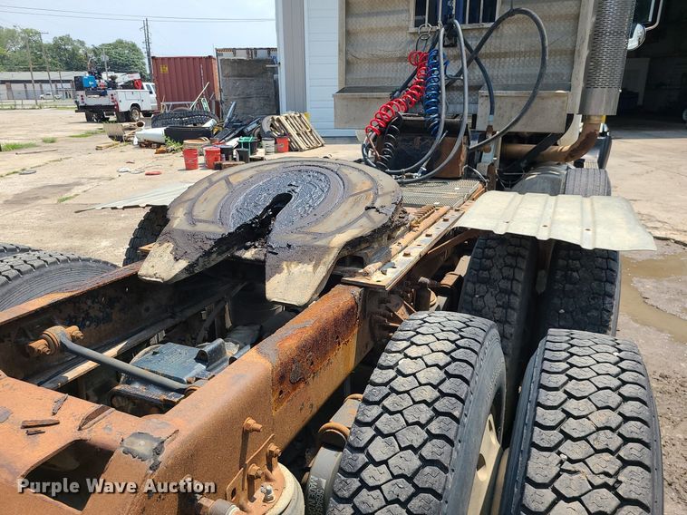 image for item DC6007 1999 Mack CL713  semi truck