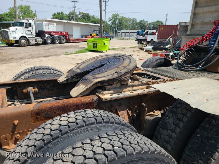 image for item DC6007 1999 Mack CL713  semi truck