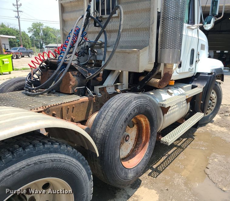 image for item DC6007 1999 Mack CL713  semi truck