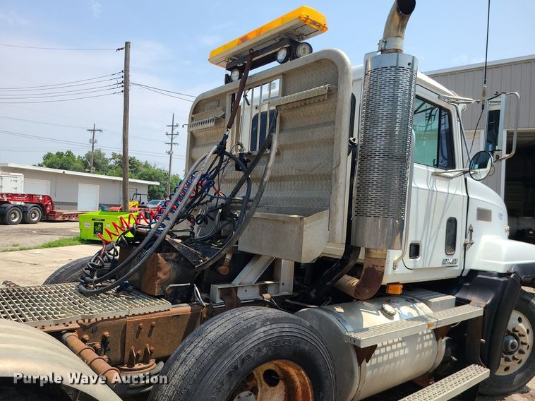 image for item DC6007 1999 Mack CL713  semi truck