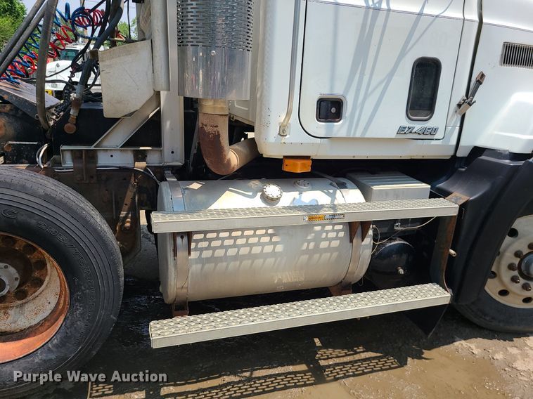 image for item DC6007 1999 Mack CL713  semi truck