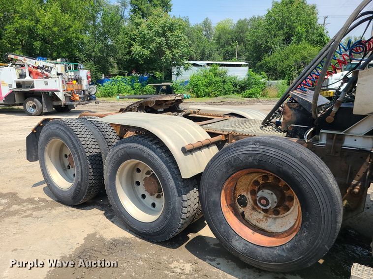 image for item DC6007 1999 Mack CL713  semi truck