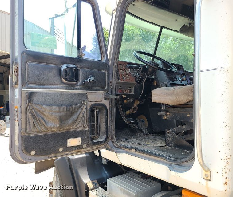 image for item DC6007 1999 Mack CL713  semi truck