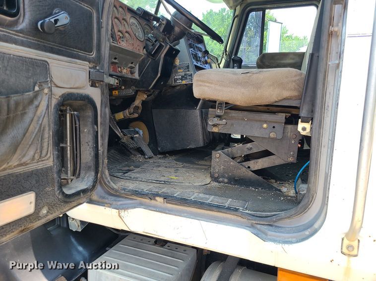 image for item DC6007 1999 Mack CL713  semi truck