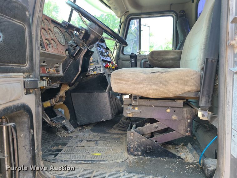 image for item DC6007 1999 Mack CL713  semi truck