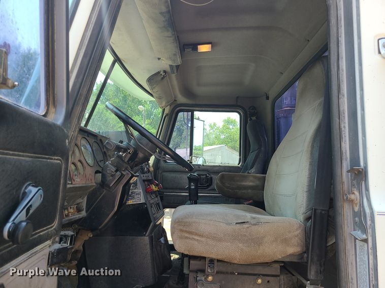 image for item DC6007 1999 Mack CL713  semi truck