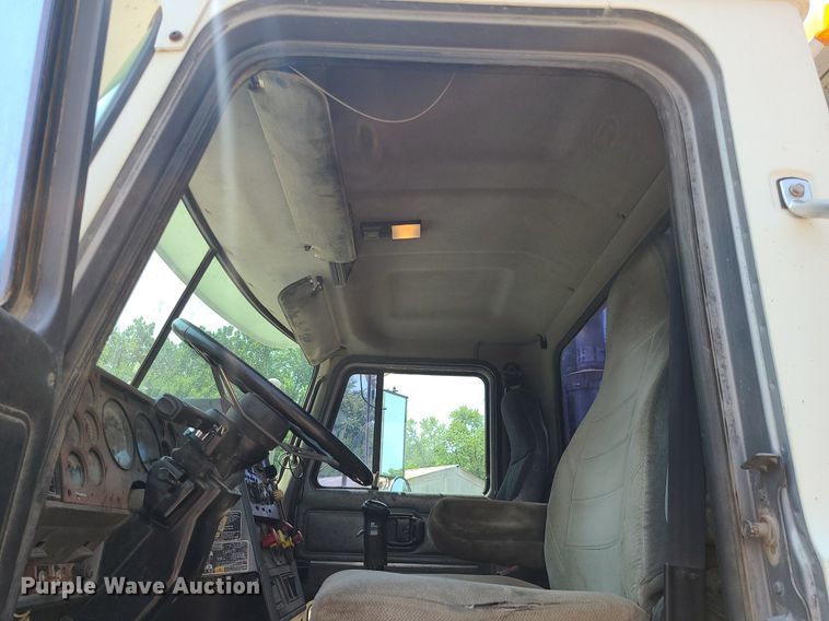 image for item DC6007 1999 Mack CL713  semi truck