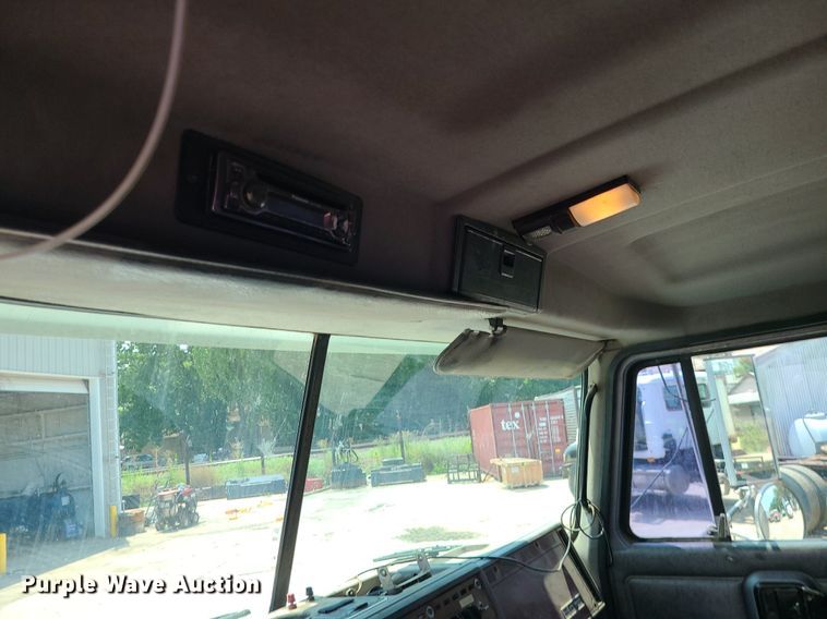 image for item DC6007 1999 Mack CL713  semi truck