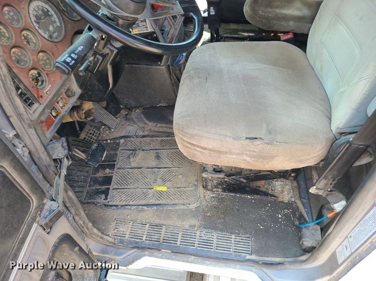 image for item DC6007 1999 Mack CL713  semi truck