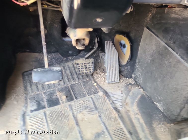 image for item DC6007 1999 Mack CL713  semi truck