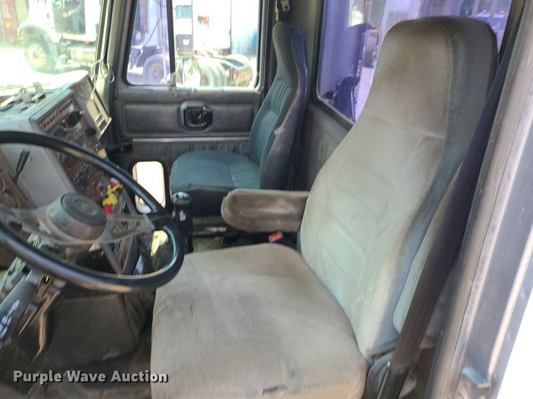 image for item DC6007 1999 Mack CL713  semi truck