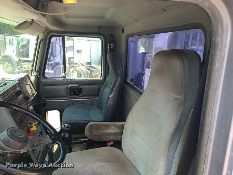 image for item DC6007 1999 Mack CL713  semi truck