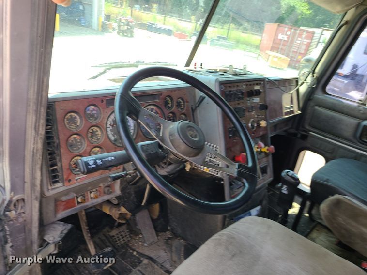 image for item DC6007 1999 Mack CL713  semi truck