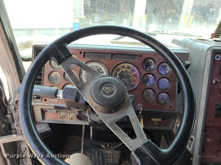 image for item DC6007 1999 Mack CL713  semi truck