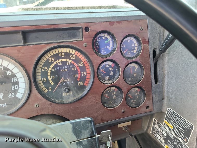 image for item DC6007 1999 Mack CL713  semi truck