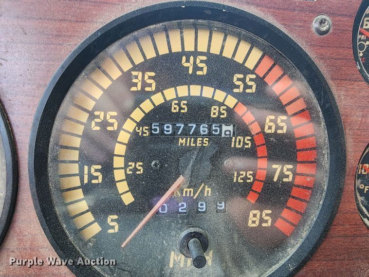 image for item DC6007 1999 Mack CL713  semi truck