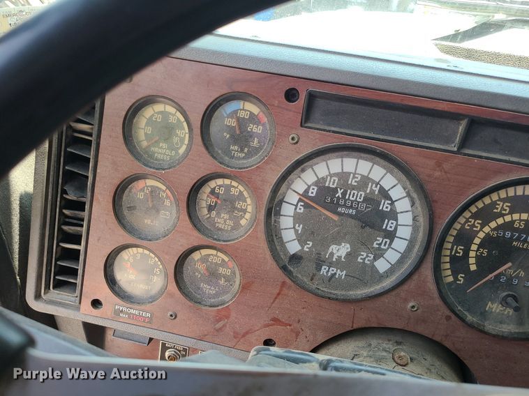 image for item DC6007 1999 Mack CL713  semi truck