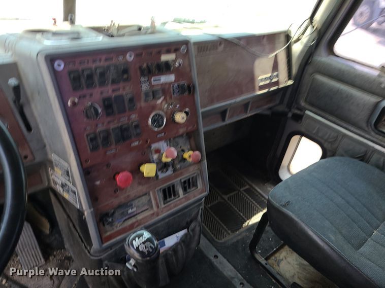 image for item DC6007 1999 Mack CL713  semi truck