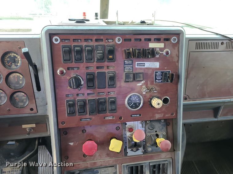 image for item DC6007 1999 Mack CL713  semi truck