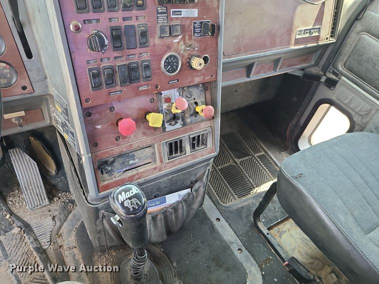 image for item DC6007 1999 Mack CL713  semi truck