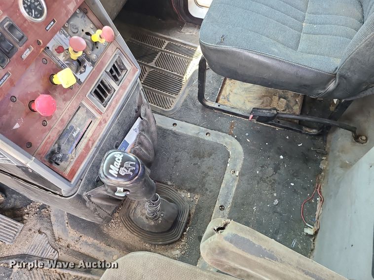 image for item DC6007 1999 Mack CL713  semi truck