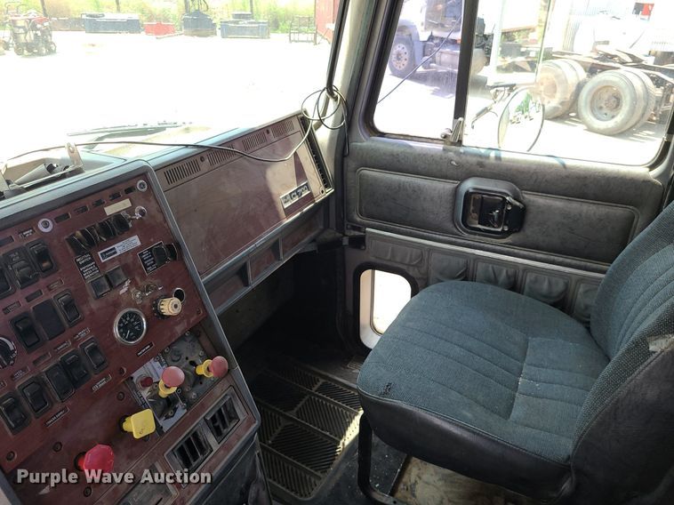 image for item DC6007 1999 Mack CL713  semi truck