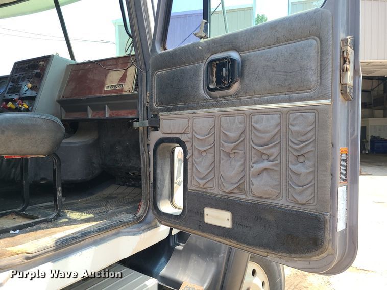 image for item DC6007 1999 Mack CL713  semi truck