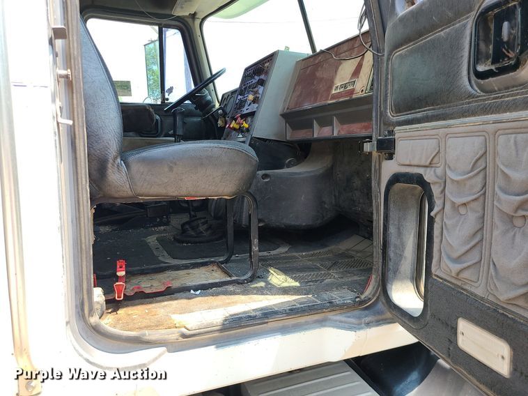 image for item DC6007 1999 Mack CL713  semi truck