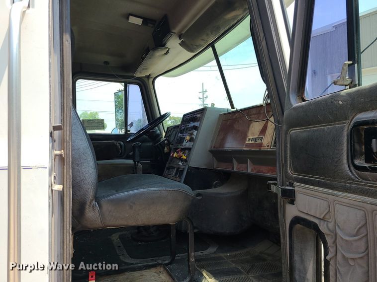 image for item DC6007 1999 Mack CL713  semi truck