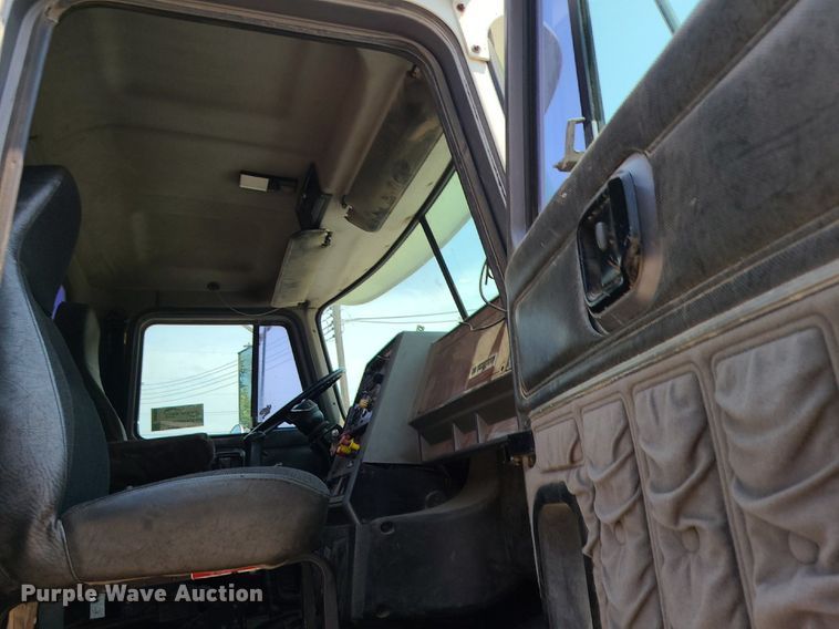 image for item DC6007 1999 Mack CL713  semi truck