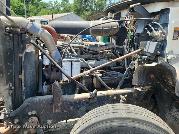 image for item DC6007 1999 Mack CL713  semi truck