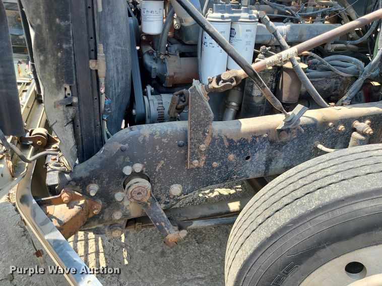 image for item DC6007 1999 Mack CL713  semi truck