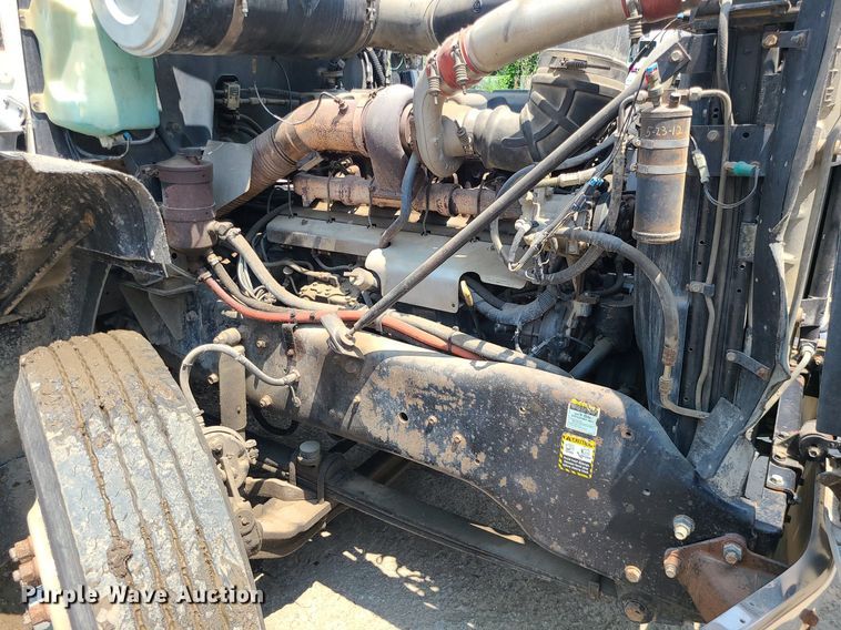 image for item DC6007 1999 Mack CL713  semi truck