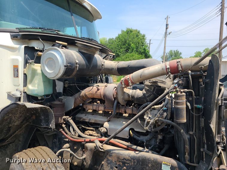 image for item DC6007 1999 Mack CL713  semi truck