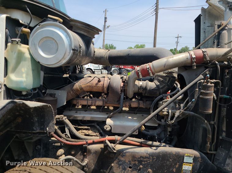 image for item DC6007 1999 Mack CL713  semi truck