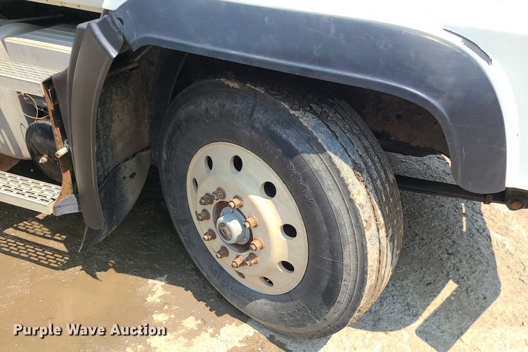 image for item DC6007 1999 Mack CL713  semi truck