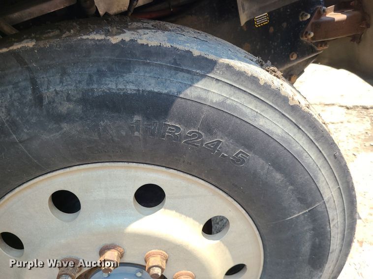 image for item DC6007 1999 Mack CL713  semi truck