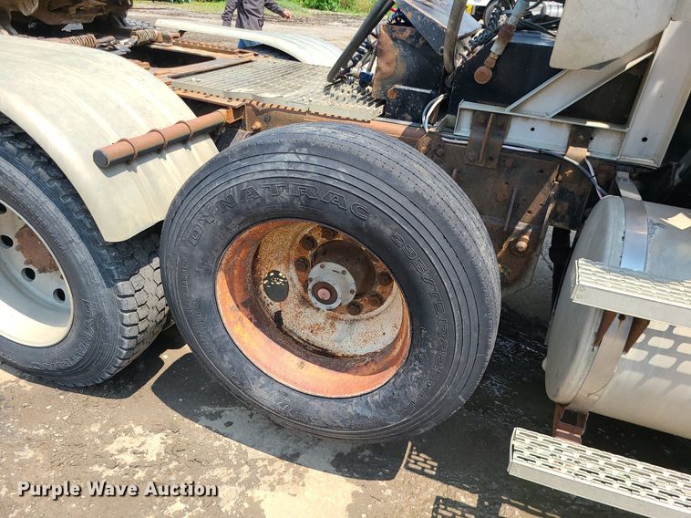 image for item DC6007 1999 Mack CL713  semi truck