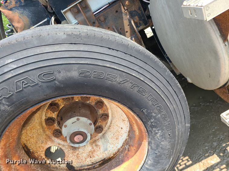 image for item DC6007 1999 Mack CL713  semi truck