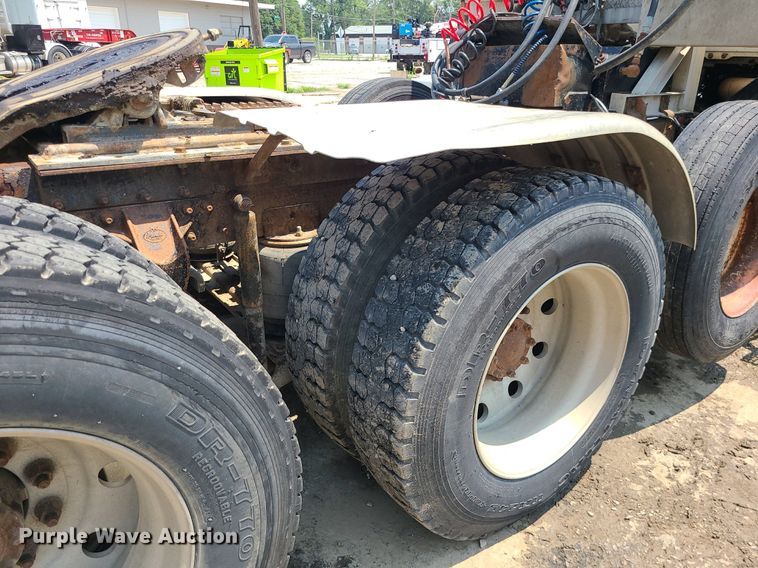 image for item DC6007 1999 Mack CL713  semi truck