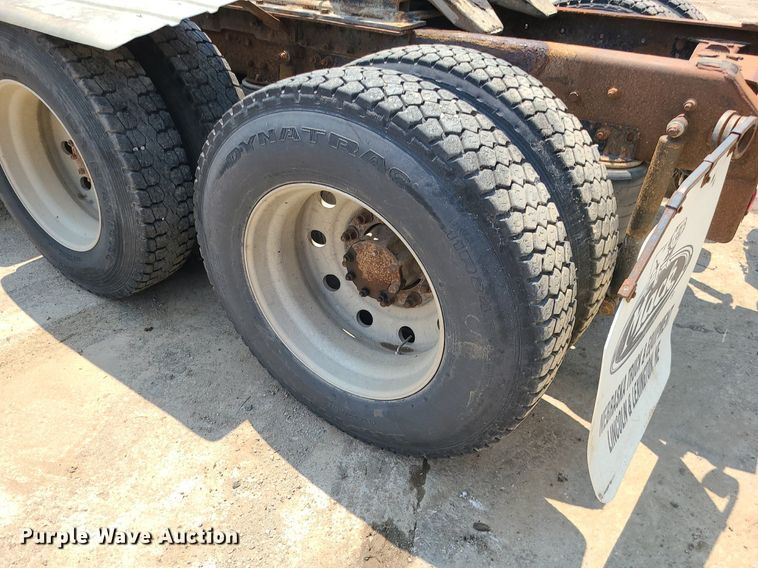 image for item DC6007 1999 Mack CL713  semi truck