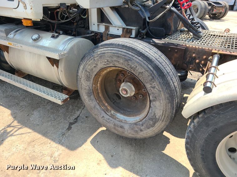 image for item DC6007 1999 Mack CL713  semi truck