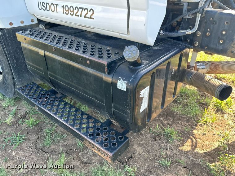 image for item DH8574 2005  Chevrolet C6500  truck cab and chassis