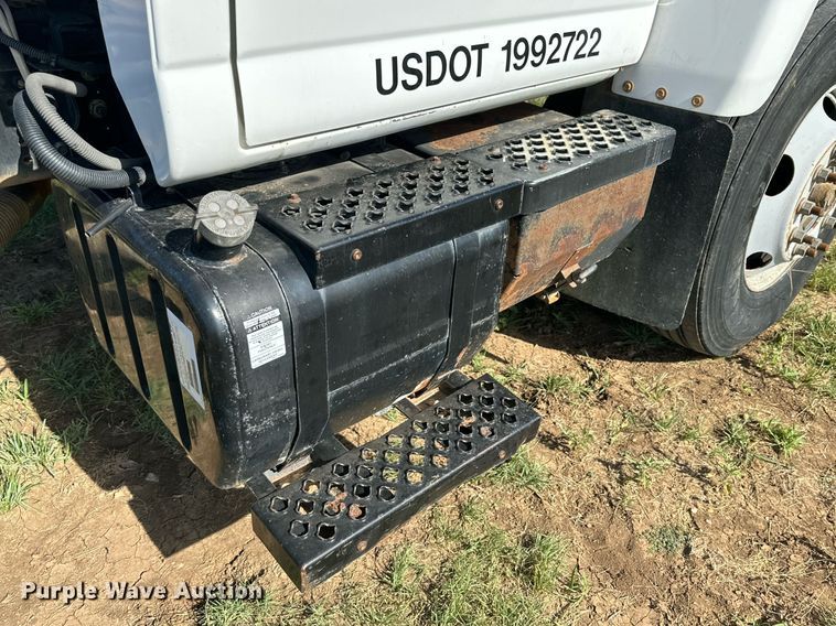 image for item DH8574 2005  Chevrolet C6500  truck cab and chassis